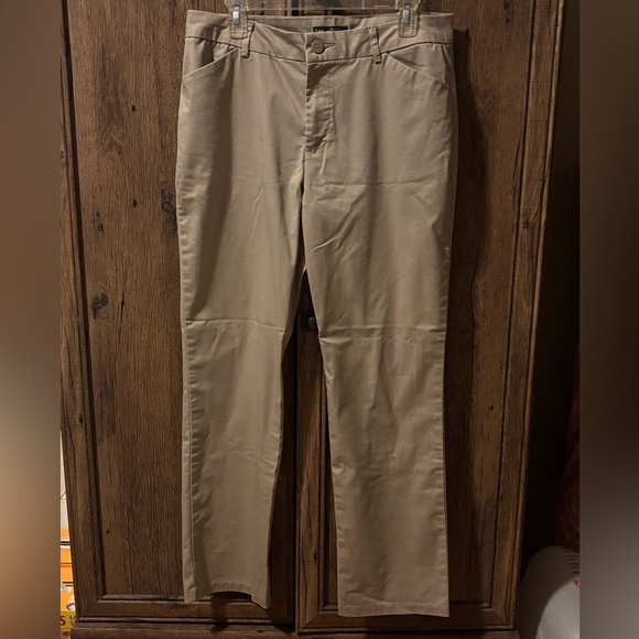 Lee Relaxed Fit, Straight Leg, Mid-rise Pant in Khaki, size 12 - Picture 1 of 7